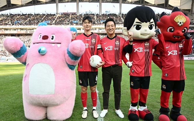 오세훈 서울시장이 10일 오후 서울월드컵결기장에서 열린 K리그 FC서울 홈 개막전에서 시축한 후, FC서울 주장인 기성용 선수, 서울시 상징물 '해치'와 함께 기념촬영하고 있다.