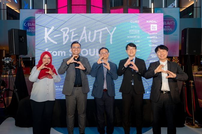 ‘K-Beauty from SEOUL’ 팝업에 참가한 서울시 관계자 및 쿠알라룸푸르시 관계자들이 서울을 상징하는 S를 상징하는 손 모양으로 사진을 찍고 있다